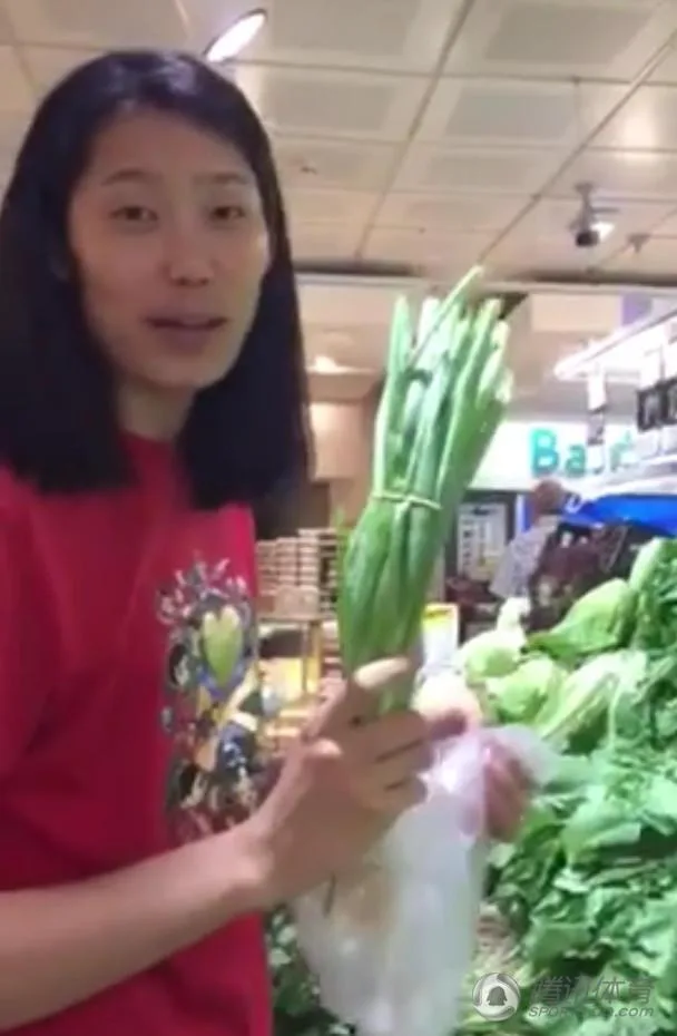 朱婷发微博称:大家看到的是我在超市里面买菜回去做饭。