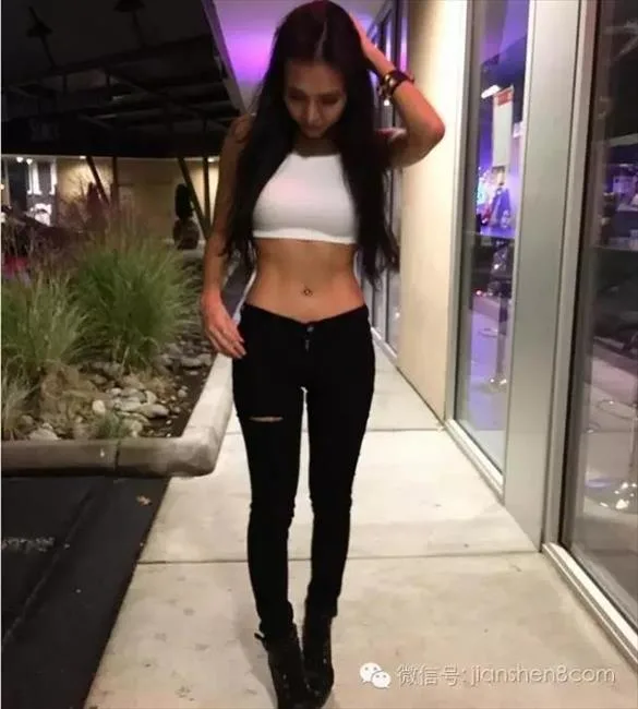 台湾美女Julia大秀翘臀好身材 私照更是火辣性感