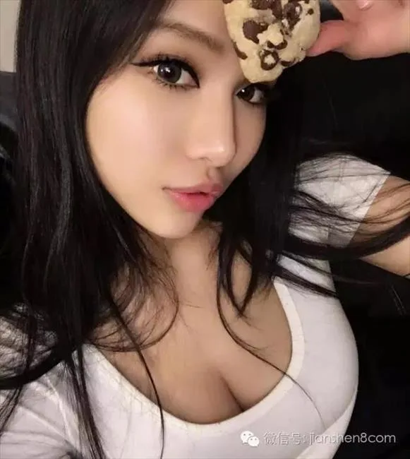 台湾美女Julia大秀翘臀好身材 私照更是火辣性感
