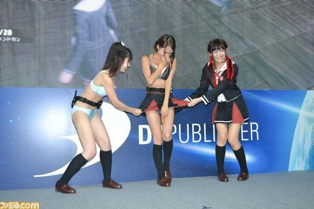 日本电竞展巨胸美女玩撕衣游戏 场面吸睛无数