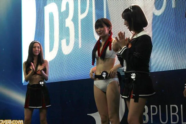 日本电竞展巨胸美女玩撕衣游戏 场面吸睛无数