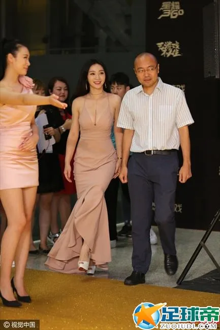 柳岩淡妆依旧女神！素雅装扮秀裸肩显恬静