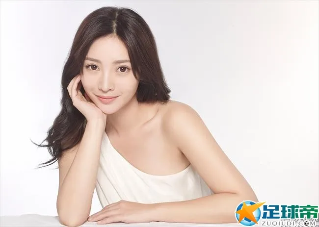 柳岩淡妆依旧女神！素雅装扮秀裸肩显恬静