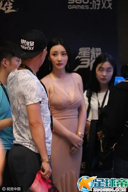 柳岩淡妆依旧女神！素雅装扮秀裸肩显恬静
