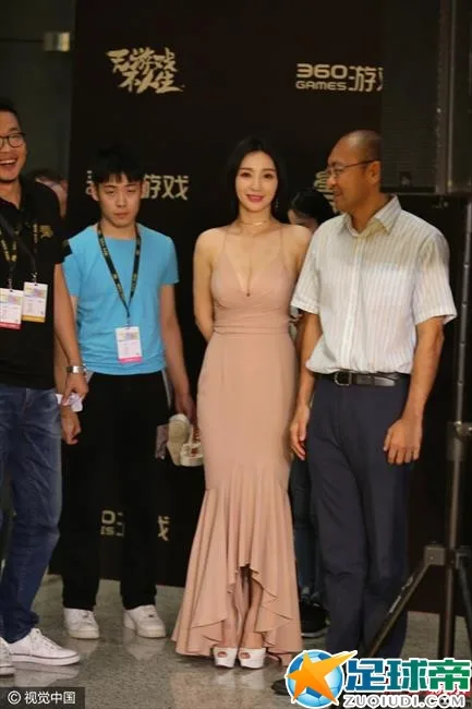 柳岩淡妆依旧女神！素雅装扮秀裸肩显恬静