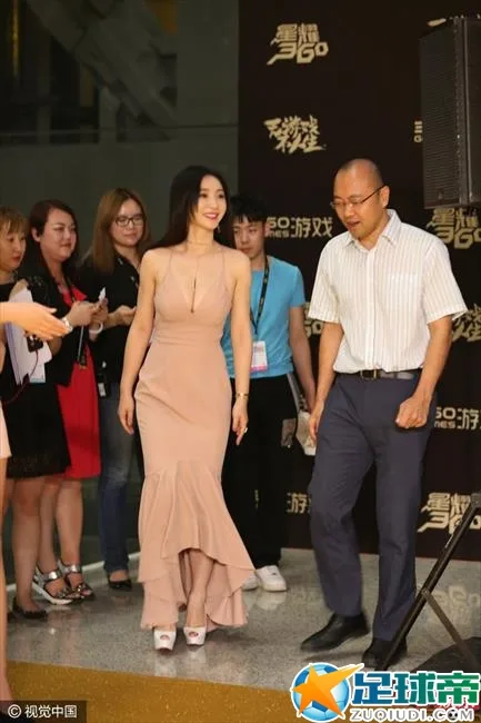 柳岩淡妆依旧女神！素雅装扮秀裸肩显恬静