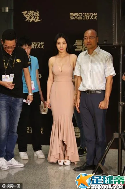 柳岩淡妆依旧女神！素雅装扮秀裸肩显恬静