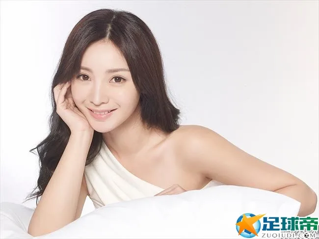 柳岩淡妆依旧女神！素雅装扮秀裸肩显恬静