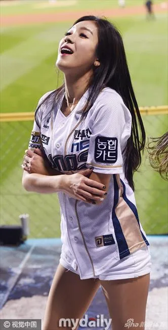 韩国职棒拉拉队女郎热舞险露底 引爆现场氛围