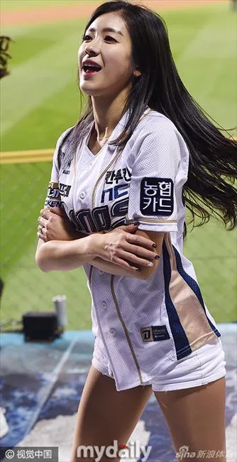 韩国职棒拉拉队女郎热舞险露底 引爆现场氛围