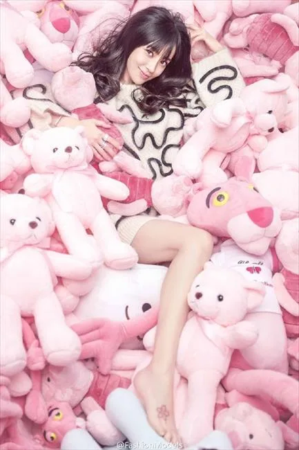 辣妈也可以萌萌哒！Anglebaby最新写真坠入玩偶海洋