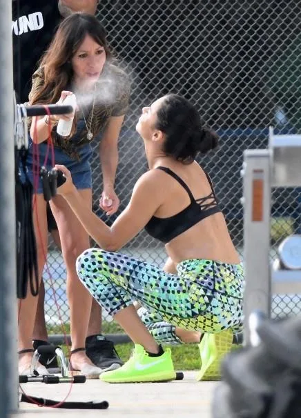 前NBA第一娇妻利马湿身健身 吐舌卖萌+大秀翘臀