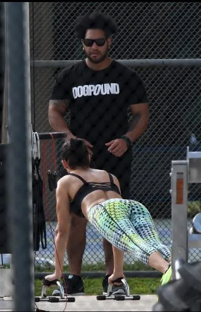 前NBA第一娇妻利马湿身健身 吐舌卖萌+大秀翘臀