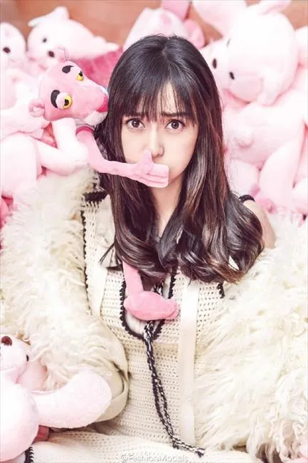 辣妈也可以萌萌哒！Anglebaby最新写真坠入玩偶海洋