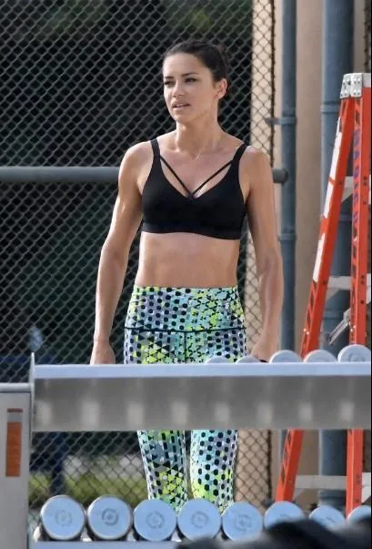 前NBA第一娇妻利马湿身健身 吐舌卖萌+大秀翘臀