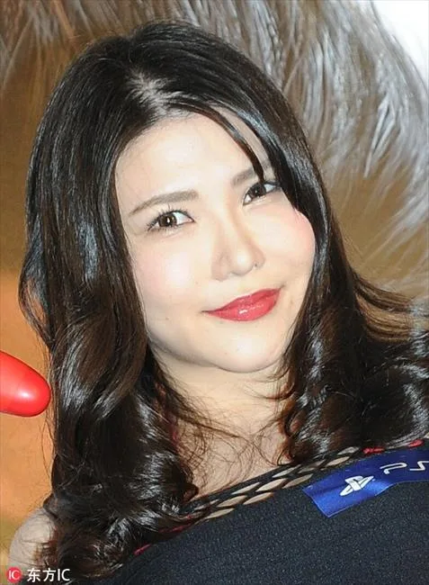 日本女优冲田杏梨网眼裙秀傲人上围 搔首弄姿凹造型