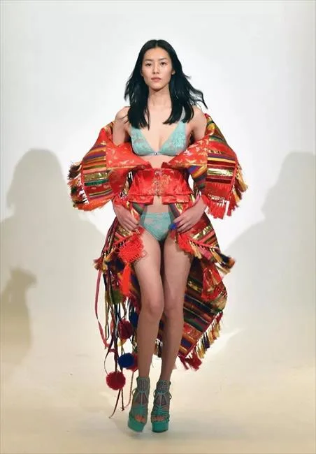 刘雯重返维秘大秀试装图曝光 长腿撩人美胸吸睛