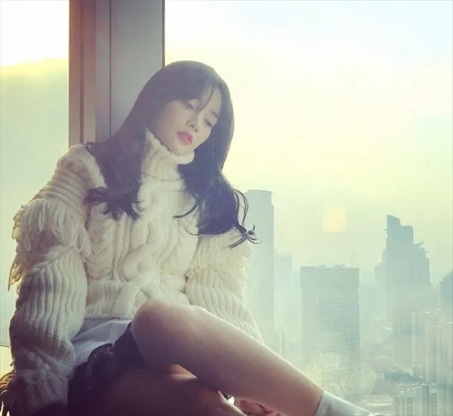 李小璐甜美晒美腿神似洋娃娃！甜馨你妈妈那么美你知道吗？