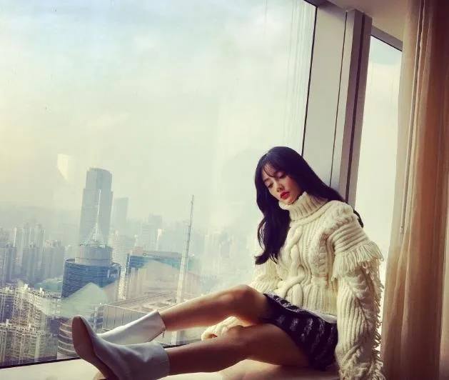 李小璐甜美晒美腿神似洋娃娃！甜馨你妈妈那么美你知道吗？
