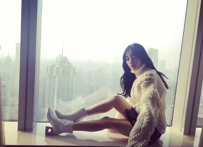 李小璐甜美晒美腿神似洋娃娃！甜馨你妈妈那么美你知道吗？