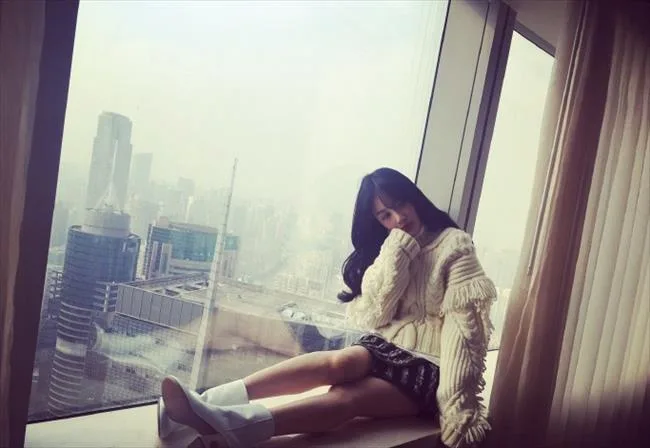 李小璐甜美晒美腿神似洋娃娃！甜馨你妈妈那么美你知道吗？