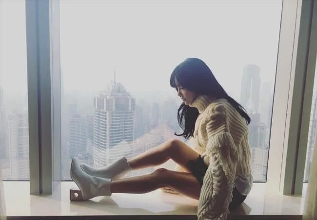 李小璐甜美晒美腿神似洋娃娃！甜馨你妈妈那么美你知道吗？