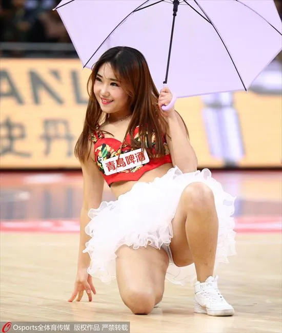 CBA宝贝超短裙喷血诱惑 不惧走光赛场高抬腿