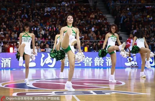 CBA宝贝超短裙喷血诱惑 不惧走光赛场高抬腿