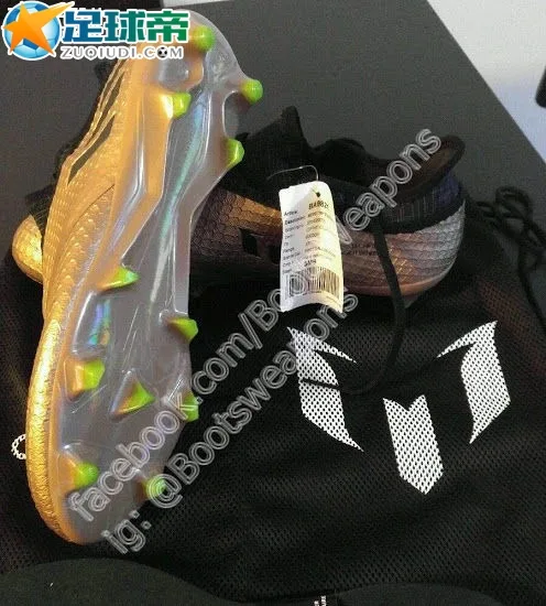惊人的配色 Messi 16+ PureAgility足球鞋