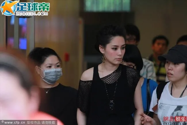 阿娇绑双辫子靓丽似少女 主动出击寻男友逛夜店