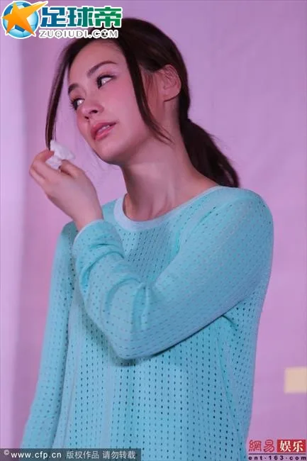阿娇绑双辫子靓丽似少女 主动出击寻男友逛夜店