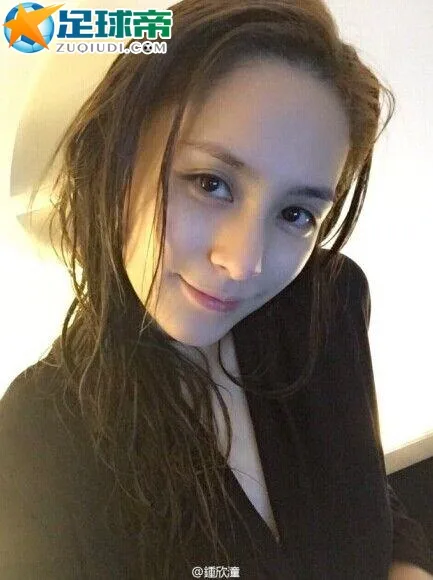 阿娇绑双辫子靓丽似少女 主动出击寻男友逛夜店