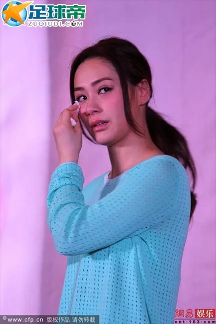 阿娇绑双辫子靓丽似少女 主动出击寻男友逛夜店