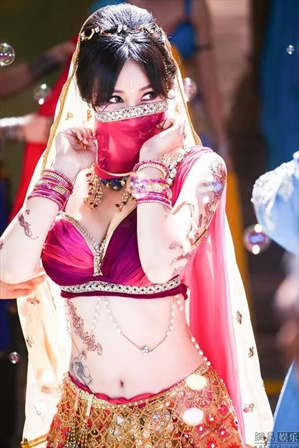 柳岩化身印度风情舞娘 面纱半遮面更添魅惑