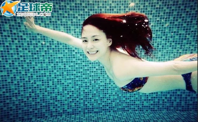 阿娇绑双辫子靓丽似少女 主动出击寻男友逛夜店