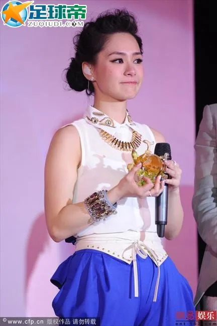 阿娇绑双辫子靓丽似少女 主动出击寻男友逛夜店