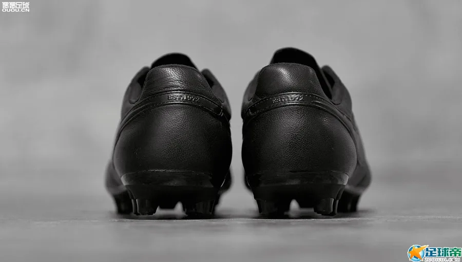 经典全黑”Triple Black” Timepo Premier足球鞋