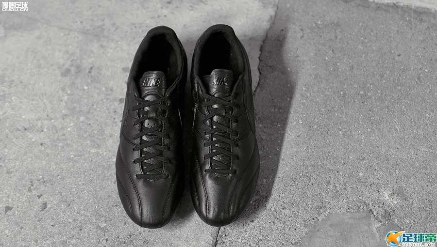 经典全黑”Triple Black” Timepo Premier足球鞋