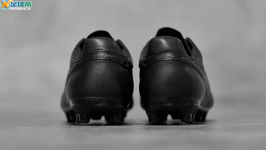 经典全黑”Triple Black” Timepo Premier足球鞋