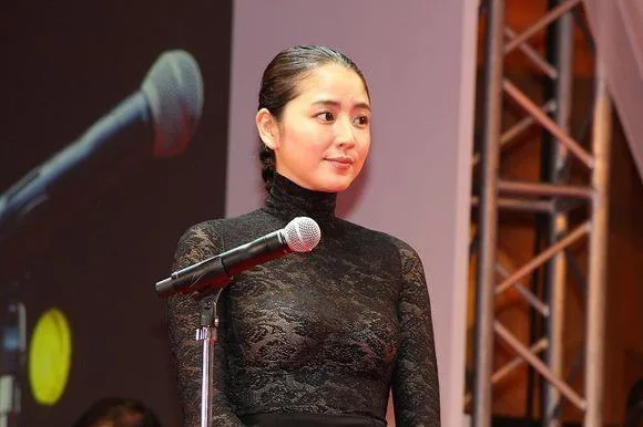 帮我扶着路！日本百名最强巨胸来袭 长泽雅美在列