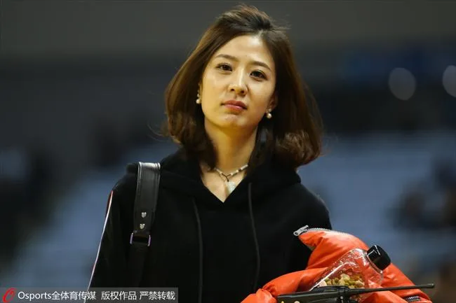 CBA美女记者：郜林妻子领衔 京媒撞胸裁判闹赛场