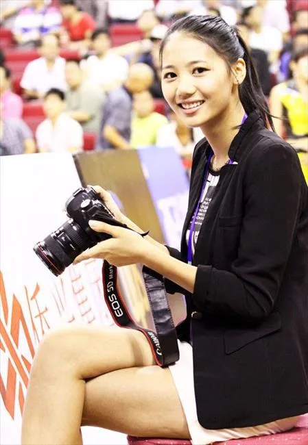 CBA美女记者：郜林妻子领衔 京媒撞胸裁判闹赛场