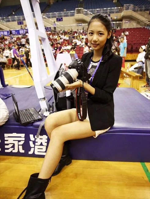 CBA美女记者：郜林妻子领衔 京媒撞胸裁判闹赛场