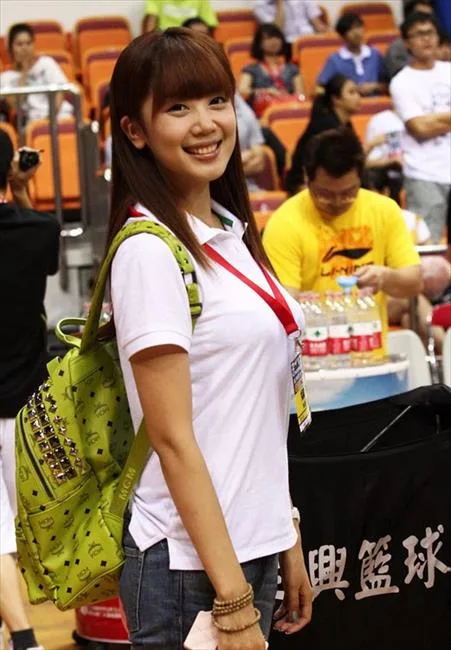 CBA美女记者：郜林妻子领衔 京媒撞胸裁判闹赛场