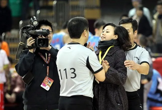 CBA美女记者：郜林妻子领衔 京媒撞胸裁判闹赛场
