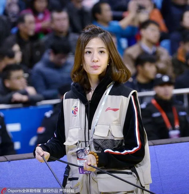 CBA美女记者：郜林妻子领衔 京媒撞胸裁判闹赛场