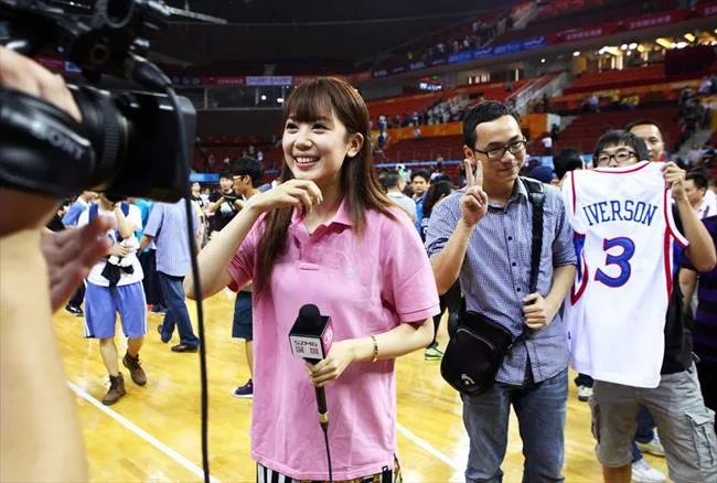 CBA美女记者：郜林妻子领衔 京媒撞胸裁判闹赛场