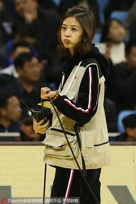 CBA美女记者：郜林妻子领衔 京媒撞胸裁判闹赛场