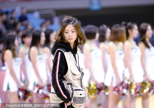 CBA美女记者：郜林妻子领衔 京媒撞胸裁判闹赛场