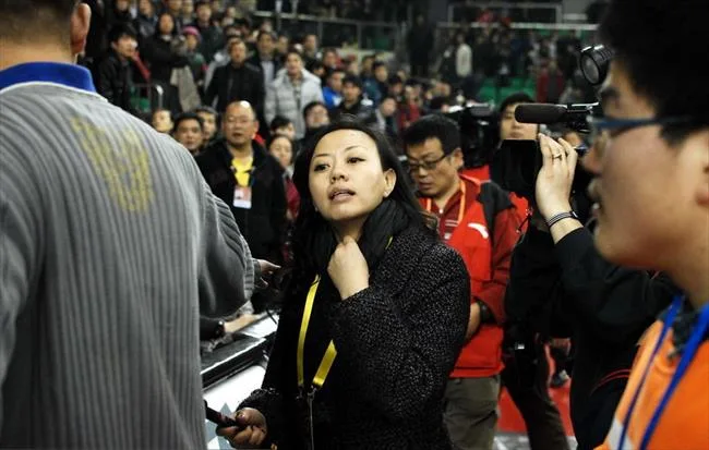 CBA美女记者：郜林妻子领衔 京媒撞胸裁判闹赛场